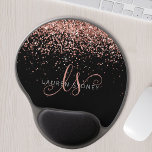 Roos Gold Blush Roze Glitter Glam Monogram Naam Gel Muismat<br><div class="desc">Glam Roos Gold Glitter Elegant Monogram Gel Muismat. Pas dit trendy chic gel-muismatje eenvoudig aan met elegant roos gouden glitter op een zwarte achtergrond. Het ontwerp kenmerkt uw handgeschreven manuscriptmonogram met  cirkels en jouw naam.</div>