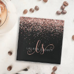 Roos Gold Blush Roze Glitter Glam Monogram Naam Glazen Onderzetter<br><div class="desc">Glam Roos Gold Glitter Elegant Monogram Glazen Onderzetter. Pas dit trendy onderzetter van glasscherven eenvoudig aan met elegant roos gouden mousserende glitter op een zwarte achtergrond. Het ontwerp kenmerkt uw handgeschreven manuscriptmonogram met  cirkels en jouw naam.</div>