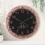 Roos Gold Blush Roze Glitter Glam Monogram Naam Grote Klok<br><div class="desc">Glam Rose Gold Glitter Elegant Monogram Clock Easily personalize this trendy chic clock design featuring elegant rose gold sparkling glitter on a black background. The design features your handwritten script monogram with pretty swirls and your name.</div>
