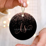 Roos Gold Blush Roze Glitter Glam Monogram Naam Keramisch Ornament<br><div class="desc">Glam Roos Gold Glitter Elegant Monogram Ornamenten. Pas dit trendy chic-ornament-ontwerp met elegant roos gouden mousserende glitter op een zwarte achtergrond eenvoudig aan. Het ontwerp kenmerkt uw handgeschreven manuscriptmonogram met  cirkels en jouw naam.</div>