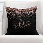 Roos Gold Blush Roze Glitter Glam Monogram Naam Kussen<br><div class="desc">Glam Roos Gold Glitter Elegant Monogram Sierkussen. Pas dit trendy kussen eenvoudig aan met een elegant roos gouden glitter op een zwarte achtergrond. Het ontwerp kenmerkt uw handgeschreven manuscriptmonogram met  cirkels en jouw naam.</div>