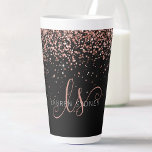 Roos Gold Blush Roze Glitter Glam Monogram Naam Latte Mok<br><div class="desc">Glam Roos Gold Glitter Elegant Monogram Latte Mok. Pas dit trendy chic latte mok-ontwerp met elegant roos gouden mousserende glitter op een zwarte achtergrond eenvoudig aan. Het ontwerp kenmerkt uw handgeschreven manuscriptmonogram met  cirkels en jouw naam.</div>