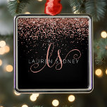 Roos Gold Blush Roze Glitter Glam Monogram Naam Metalen Ornament<br><div class="desc">Glam Roos Gold Glitter Elegant Monogram Ornamenten. Pas dit trendy chic-ornament-ontwerp met elegant roos gouden mousserende glitter op een zwarte achtergrond eenvoudig aan. Het ontwerp kenmerkt uw handgeschreven manuscriptmonogram met  cirkels en jouw naam.</div>