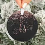 Roos Gold Blush Roze Glitter Glam Monogram Naam Ornament<br><div class="desc">Glam Roos Gold Glitter Elegant Monogram Ornament. Pas dit trendy ornament met elegant roos gouden mousserende glitter op een zwarte achtergrond eenvoudig aan. Het ontwerp kenmerkt uw handgeschreven manuscriptmonogram met  cirkels en jouw naam.</div>