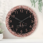 Roos Gold Blush Roze Glitter Glam Monogram Naam Ronde Klok<br><div class="desc">Glam Rose Gold Glitter Elegant Monogram Clock Easily personalize this trendy chic clock design featuring elegant rose gold sparkling glitter on a black background. The design features your handwritten script monogram with pretty swirls and your name.</div>