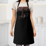 Roos Gold Blush Roze Glitter Glam Monogram Naam Schort<br><div class="desc">Glam Roos Gold Glitter Elegant Monogram Schort. Pas dit trendy schort met elegant roos gouden mousserende glitter op een zwarte achtergrond eenvoudig aan. Het ontwerp kenmerkt uw handgeschreven manuscriptmonogram met  cirkels en jouw naam.</div>