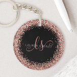 Roos Gold Blush Roze Glitter Glam Monogram Naam Sleutelhanger<br><div class="desc">Glam Roos Gold Glitter Elegant Monogram Sleutelhanger. Pas dit trendy ontwerp van de sleutelhanger met elegante roos gouden mousserende glitter op een zwarte achtergrond eenvoudig aan. Het ontwerp kenmerkt uw handgeschreven manuscriptmonogram met  cirkels en jouw naam.</div>