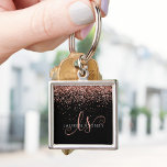 Roos Gold Blush Roze Glitter Glam Monogram Naam Sleutelhanger<br><div class="desc">Glam Roos Gold Glitter Elegant Monogram Sleutelhanger Eenvoudig aan te passen aan dit trendy chic sleutelhanger design met elegant roos gouden mousserende glitter op een zwarte achtergrond. Het ontwerp kenmerkt uw handgeschreven manuscriptmonogram met  draden en naam.</div>