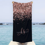 Roos Gold Blush Roze Glitter Glam Monogram Naam Strandlaken<br><div class="desc">Glam Roos Gold Glitter Elegant Monogram Beach Towel. Pas dit trendy ontwerp van een keukenhanddoek met elegant roos gouden mousserende glitter op een zwarte achtergrond eenvoudig aan. Het ontwerp kenmerkt uw handgeschreven manuscriptmonogram met  cirkels en jouw naam.</div>