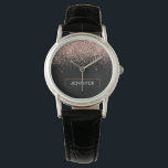 Roos Gold Blush Roze Glitter Monogram Girly Horloge<br><div class="desc">Zwart en Roos Goud - Blush Pink Sparkle Glitter Monogram Naam Watch. Dit maakt het perfecte afstuderen,  verjaardagsfeest,  bruiloft,  vrijgezellenfeest,  jubileum,  baby shower of vrijgezellenfeest cadeau voor iemand die houdt van glam luxe en chique stijlen.</div>