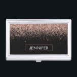 Roos Gold Blush Roze Glitter Monogram Girly Visitekaarthouder<br><div class="desc">Zwart en Roos Gold - Blush Pink Sparkle Glitter Monogram Naam visitekaarthouder. Dit maakt het perfecte zoete 16-jarige verjaardagscadeau,  bruiloft,  vrijgezellenfeest,  jubileum,  baby shower of vrijgezellenfeest voor iemand die van glamoureuze luxe en chique stijlen houdt.</div>