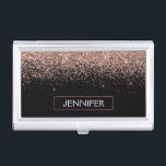 Roos Gold Blush Roze Glitter Monogram Girly Visitekaarthouder<br><div class="desc">Zwart en Roos Gold - Blush Pink Sparkle Glitter Monogram Naam visitekaarthouder. Dit maakt het perfecte zoete 16-jarige verjaardagscadeau,  bruiloft,  vrijgezellenfeest,  jubileum,  baby shower of vrijgezellenfeest voor iemand die van glamoureuze luxe en chique stijlen houdt.</div>