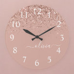 Roos Gold Blush Roze Glitter Script Monogram Girly Grote Klok<br><div class="desc">Rose Gold Blush Pink Sparkle Glitter Brushed Script Monogram Name Clock This makes the perfect sweet 16 birthday,  wedding,  bridal shower,  verjaarary,  baby shower or bachelorette party gift for someone that loves glam luxury and chic styles.</div>