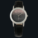 Roos Gold Blush Roze Glitter Script Monogram Girly Horloge<br><div class="desc">Zwart en Roos Goud - Blush Pink Sparkle Glitter Script Monogram Naam Horloge. Dit maakt het perfecte afstuderen,  verjaardagscadeau,  bruiloft,  vrijgezellenfeest,  jubileum,  baby shower of vrijgezellenfeest cadeau voor iemand die houdt van glamoureuze en chique stijlen.</div>