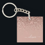 Roos Gold Blush Roze Glitter Script Monogram Girly Sleutelhanger<br><div class="desc">Roos Gold Blush Pink Faux Folie Sparkle Glitter Script Monogram Name Sleutelhanger. Dit maakt de perfecte liefhebbende 16 verjaardag,  bruiloft,  vrijgezellenfeest,  verjaardagsdag,  baby shower of vrijgezellenfeest voor iemand die van luxe glam en stijl houdt.</div>