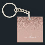 Roos Gold Blush Roze Glitter Script Monogram Girly Sleutelhanger<br><div class="desc">Roos Gold Blush Pink Faux Folie Sparkle Glitter Script Monogram Name Sleutelhanger. Dit maakt de perfecte liefhebbende 16 verjaardag,  bruiloft,  vrijgezellenfeest,  verjaardagsdag,  baby shower of vrijgezellenfeest voor iemand die van luxe glam en stijl houdt.</div>
