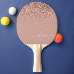 Roos Gold Blush Roze Glitter Script Monogram Girly Tafeltennisbatje<br><div class="desc">Roos Gold - Blush Pink Ping Pong Paddle. Dit maakt de perfecte liefhebbende 16 verjaardag,  bruiloft,  vrijgezellenfeest,  verjaardagsdag,  baby shower of vrijgezellenfeest voor iemand die van luxe glam en stijl houdt.</div>
