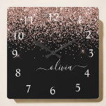 Roos Gold Blush Roze Glitter Script Monogram Girly Vierkante Klok<br><div class="desc">Roos Gold - Blush roze en Black Sparkle Glitter Script Monogram Name Clock. Dit maakt de perfecte liefhebbende 16 verjaardag,  bruiloft,  vrijgezellenfeest,  verjaardagsdag,  baby shower of vrijgezellenfeest voor iemand die van luxe glam en stijl houdt.</div>