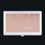 Roos Gold Blush Roze Glitter Script Monogram Girly Visitekaarthouder<br><div class="desc">Roos Gold - Blush Pink Sparkle Glitter Script Monogram Name Business Card Holder. Dit maakt de perfecte liefhebbende 16 verjaardag,  bruiloft,  vrijgezellenfeest,  verjaardagsdag,  baby shower of vrijgezellenfeest voor iemand die van luxe glam en stijl houdt.</div>