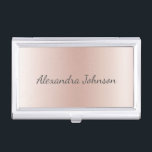 Roos Gold Blush roze olie Moderne elegant Visitekaarthouder<br><div class="desc">Blush Roze - Roos Gold Faux Foil Metallic Foil Stainless Steel Minimalist Business Card Holder met witte letterscripttypografie voor het monogram. De girale, moderne en elegante schitterende luxe Roos Gold Foil Metal Business Card Holders kunnen worden aangepast aan de jouw naam. Neem contact op met de ontwerper voor aangepaste overeenkomende...</div>