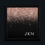 Roos Gold Blush roze zwart Glitter Monogram Girly Cadeaudoosje<br><div class="desc">Zwart en Roos Goud - Blush Pink Sparkle Glitter Monogram Naam Sieraden Keepsake Box. Dit maakt het perfecte afstuderen,  verjaardagscadeau,  bruiloft,  vrijgezellenfeest,  jubileum,  baby shower of vrijgezellenfeest cadeau voor iemand die houdt van glamoureuze en chique stijlen.</div>