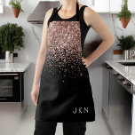 Roos Gold Blush roze zwart Glitter Monogram Girly Schort<br><div class="desc">Zwart en Roos Goud - Blush Pink Sparkle Glitter Monogram Naam Schort. Dit maakt de perfecte lieve 16 verjaardags-,  bruiloft-,  vrijgezellenfeest-,  jubileum-,  baby shower- of vrijgezellenfeestcadeau voor iemand die van glamluxe en chique stijlen houdt.</div>