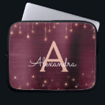 Roos Gold Bourgogne String Lights Sparkle Monogram Laptop Sleeve<br><div class="desc">Roze Rose Gold en Bourgogne Faux Folie en String Lights Sparkle Elegant Monogram Hoesje. Dit hoesje kan worden aangepast om uw initiaal en voornaam op te nemen.</div>