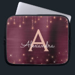 Roos Gold Bourgogne String Lights Sparkle Monogram Laptop Sleeve<br><div class="desc">Roze Rose Gold en Bourgogne Faux Folie en String Lights Sparkle Elegant Monogram Hoesje. Dit hoesje kan worden aangepast om uw initiaal en voornaam op te nemen.</div>