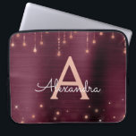 Roos Gold Bourgogne String Lights Sparkle Monogram Laptop Sleeve<br><div class="desc">Roze Rose Gold en Bourgogne Faux Folie en String Lights Sparkle Elegant Monogram Hoesje. Dit hoesje kan worden aangepast om uw initiaal en voornaam op te nemen.</div>
