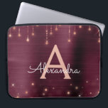 Roos Gold Bourgogne String Lights Sparkle Monogram Laptop Sleeve<br><div class="desc">Roze Rose Gold en Bourgogne Faux Folie en String Lights Sparkle Elegant Monogram Hoesje. Dit hoesje kan worden aangepast om uw initiaal en voornaam op te nemen.</div>