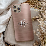 Roos Gold Brushed Metal Script Monogram iPhone 15 Case<br><div class="desc">Deze elegante gepersonaliseerde telefoonhoes is voorzien van een monogram en een voornaam in een modern zwart-wit script op een trendy rozen gouden geborstelde metalen achtergrond.</div>