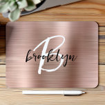 Roos Gold Brushed Metal Zwart Wit Monogram Muismat<br><div class="desc">Deze elegante gepersonaliseerde muismat heeft een monogram en een voornaam in een modern zwart-wit script op een trendy rozen gouden geborstelde metalen achtergrond.</div>