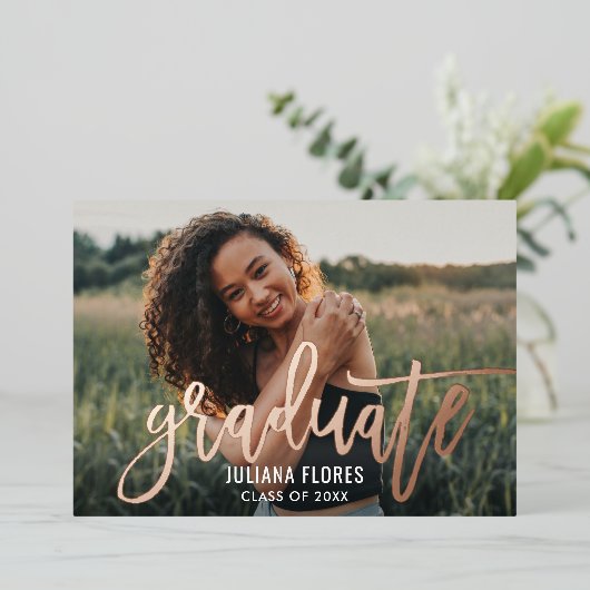 Roos Gold Brushed Script Photo Graduparty Folie Uitnodiging (Staand Voorkant)