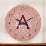 Roos Gold Burgundy Sparkle Glitter Monogram Naam Grote Klok<br><div class="desc">Roze Rose Gold en Burgundy Marsala Sparkle Glitter Monogram Name and Initiaal Serving Wall Clock. De Wall Clock maakt het perfecte cadeau voor iemand die van roze glans houdt.</div>