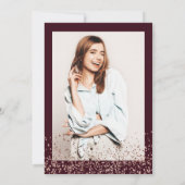 Roos gold confetti burgundy script afstuderen kaart (Achterkant)