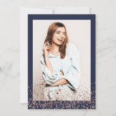 Roos gold confetti navy blue script afstuderen kaart (Achterkant)