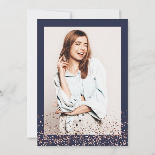 Roos gold confetti navy blue script afstuderen kaart (Achterkant)