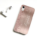 Roos Gold Driving Glitter op maat iPhone XR Hoesje<br><div class="desc">Aangepaste elegante en girale telefoonbehuizing met roos gouden faux glitter tegen een gouden achtergrond van metalen folie van roos. Personaliseer met jouw naam in een stijlvol trendy wit manuscript met swashes.</div>