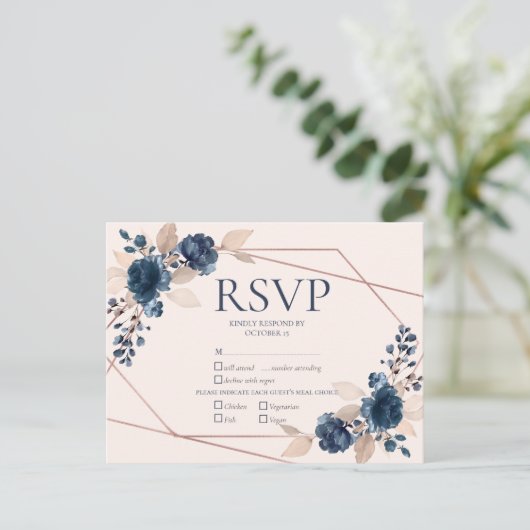 Roos Gold Dusty Pink Navy Floral Wedding RSVP Uitnodiging Briefkaart (Staand voorkant)