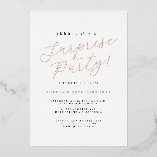 Roos Gold Elegant Script Surprise Party Folie Uitnodiging (Voorkant)