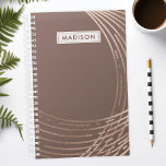 Roos Gold en Mauve Abstract Trendy op maat Planner<br><div class="desc">Blijf in stijl georganiseerd met dit roos gold en mauve abstracte trendy gepersonaliseerde planner. Perfect voor vrouwen die houden van chique en hedendaagse design, deze planner combineert elegantie met functionaliteit. Het abstracte motief en de luxueuze rozen gouden accenten zorgen voor een vleugje verfijning in uw dagelijkse planning. Personaliseer het met...</div>