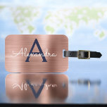 Roos Gold en Navy Blue Brushed Metal Monogram Bagagelabel<br><div class="desc">Roos Gold - Blush Pink en Navy Blue Brushed Metal Folie Monogram Naam en Initiaal Bagagelabel. Dit tasje label is ideaal voor Back to School,  Work of Travelling.</div>