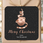 Roos Gold en zwarte kerstkerst Vierkante Sticker<br><div class="desc">Deze elegante en chique vakantie sticker kan worden gepersonaliseerd met uw familienaam. Het ontwerp is voorzien van een rozen gouden lint kerstboom met een ornament. De tekst combineert handgeschreven script en moderne schreefloze lettertypen voor een stijlvolle en verfijnde look. De vallende sneeuw, sneeuwvlokken en schitteringen geven een feestelijke en magische...</div>
