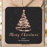 Roos Gold- en zwarte-lintboom, prettig kerstfeest Vierkante Sticker<br><div class="desc">Deze elegante en chique vakantie sticker kan worden gepersonaliseerd met uw familienaam. Het ontwerp is voorzien van een rozen gouden lint kerstboom met een stertopper. De tekst combineert handgeschreven script en moderne schreefloze lettertypen voor een stijlvolle en verfijnde look. De vallende sneeuw, sneeuwvlokken en schitteringen geven een feestelijke en magische...</div>