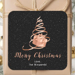 Roos Gold en zwarte tint, fijne kerst Vierkante Sticker<br><div class="desc">Deze elegante en chique vakantie sticker kan worden gepersonaliseerd met uw familienaam. Het ontwerp is voorzien van een rozen gouden lint kerstboom met een cadeau. De tekst combineert handgeschreven script en moderne schreefloze lettertypen voor een stijlvolle en verfijnde look. De vallende sneeuw, sneeuwvlokken en schitteringen geven een feestelijke en magische...</div>
