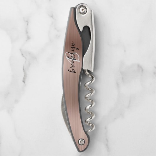 Roos Gold Faux Brushed Metal Monogram Script Kurkentrekker (Achterkant)