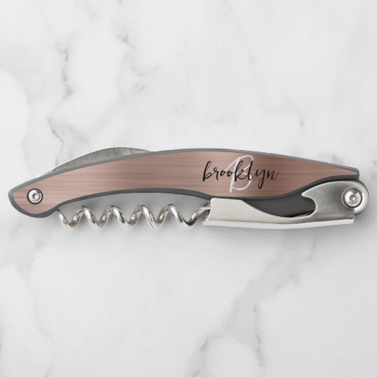 Roos Gold Faux Brushed Metal Monogram Script Kurkentrekker (Achterkant)