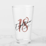 Roos Gold Faux Foil 18th Birthday Glas<br><div class="desc">Roos Gold Faux Foil 18-jarige glazen. Het ontwerp kenmerkt roos gouden faux de borstelslag van de folie,  aantal 18 en typografiemanuscript achttien. Personaliseer met een naam. Perfect als cadeau voor 18e verjaardag.</div>