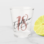 Roos Gold Faux Foil 18th Birthday Shot Glas<br><div class="desc">Roos Gold Faux Foil 18-jarig blaasglas. Het ontwerp kenmerkt roos gouden faux de borstelslag van de folie,  aantal 18 en typografiemanuscript achttien. Personaliseer met een naam. Perfect als cadeau voor 18e verjaardag.</div>