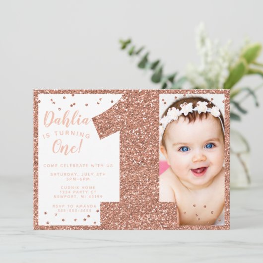 Roos Gold First Birthday Invitation, Faux Glitter Kaart (Staand voorkant)
